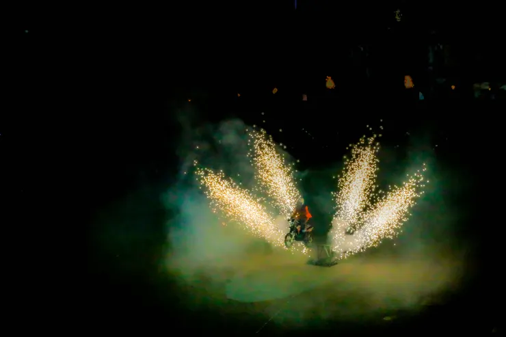 飛躍過火光脈衝的英國軍裝表演