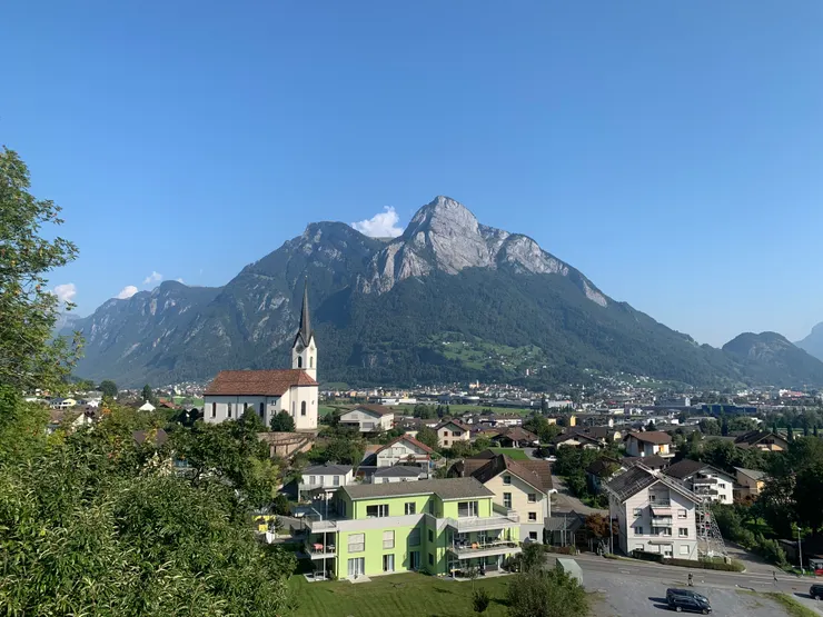 天氣晴朗的日子，最適合來山上走走了。