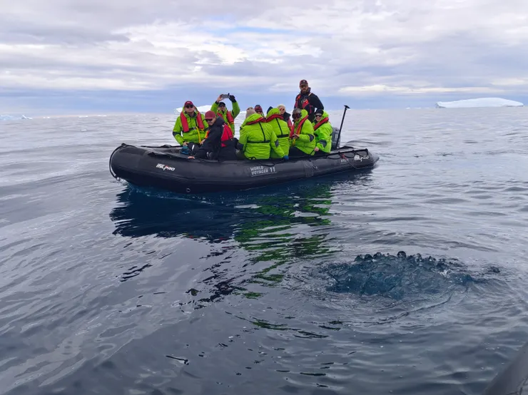 探險隊隊員於巡航途中講解海冰中密度最高也最堅硬的「黑冰」，如不留意可能會刮傷橡皮艇。南極。