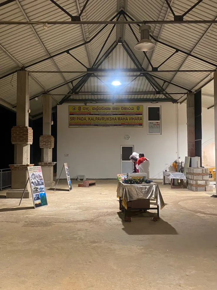 山腳下僧侶為旅人們祈福