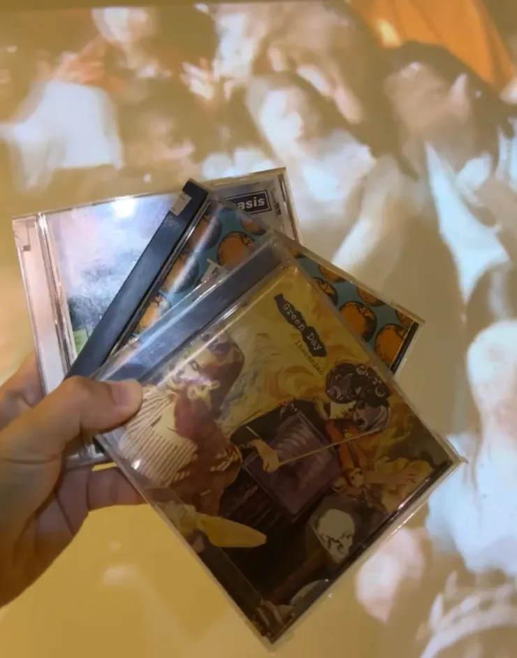 房間的投影機打在專輯上