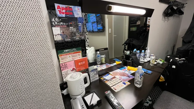 真的是「夾縫中求生存」。