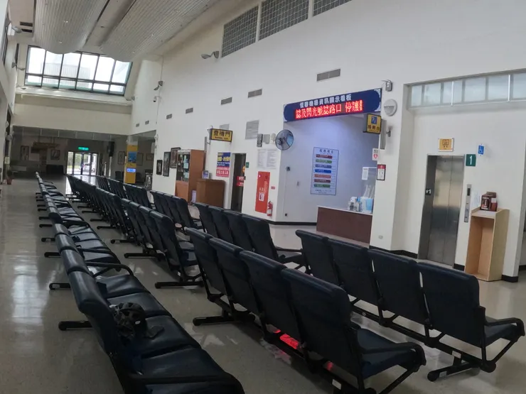 沒有任何航班起降，成為單車休息站的恆春機場。
