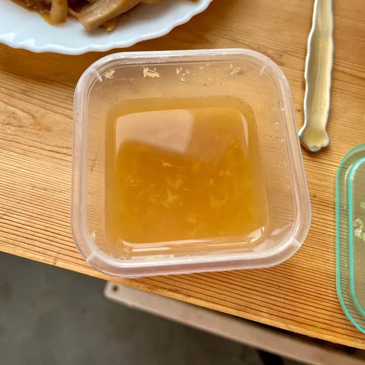 磨好的的薑泥兌一些水成薑汁