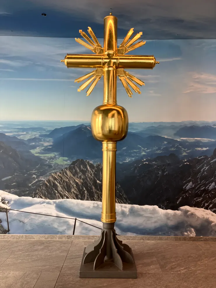 室內的黃金十字架