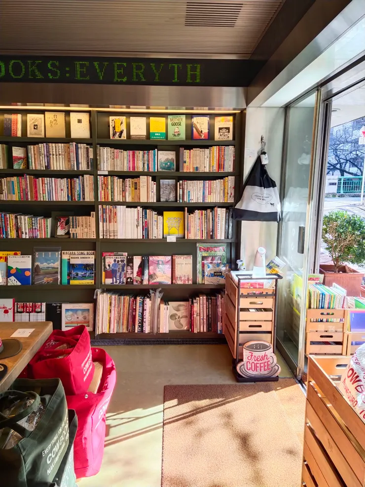店內賣書也賣咖啡