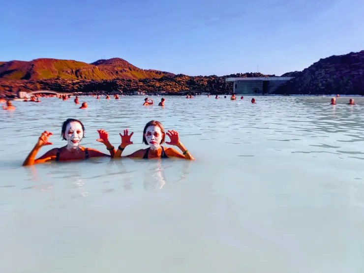 左方遠處,圓拱狀屋頂處為面膜領取處。工作人員會告知面膜材質、塗抹方法及時間,老太太犧牲色相,親自示範,請大家將就。手環除用以開關置物櫃,也可辨識為Comfort或Premium。