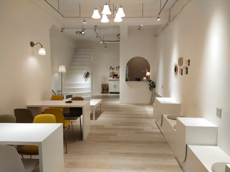 店內明亮簡潔，白色系為主調