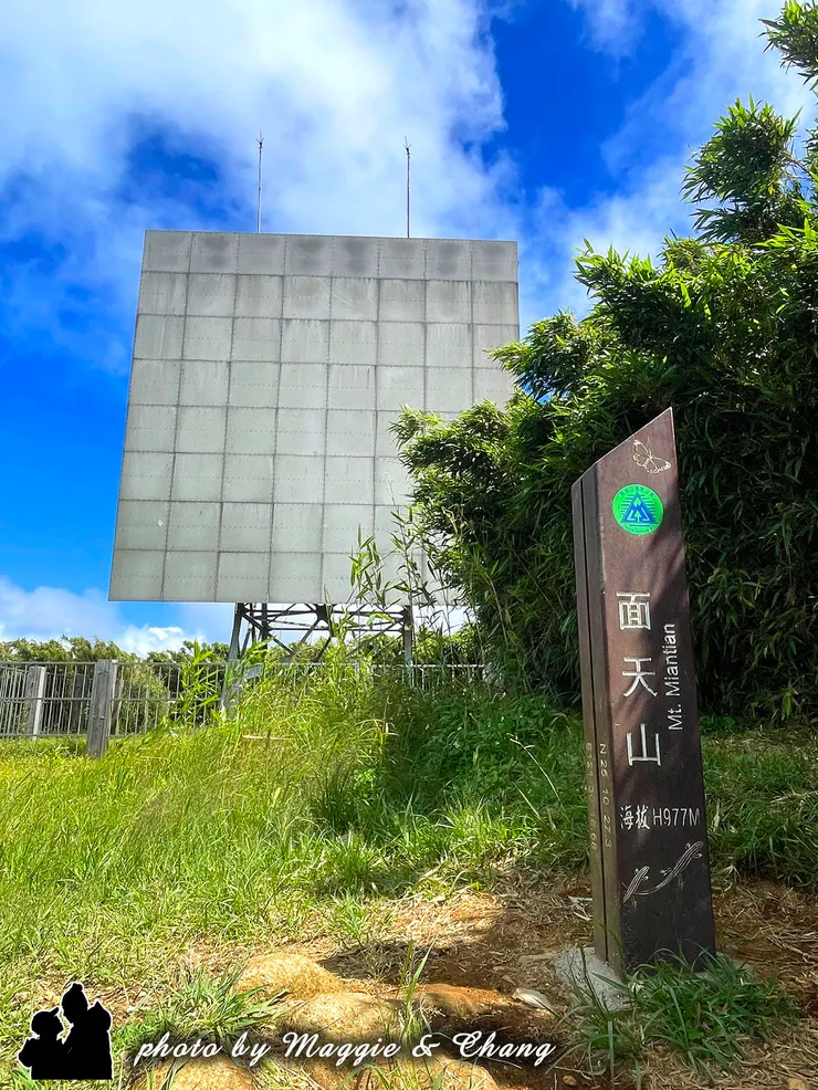 面天山的木樁在陽光下閃耀,表面粗糙卻帶著歲月的溫度。後方的反光板在藍天下閃爍著光芒,彷彿與天空一同呼吸。微風拂過山稜,帶來涼意與靜謐,那一刻只覺得天地之間,所有色彩都鮮明了起來——藍的更藍,綠的更深,而心也變得更平靜。