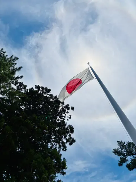 在神楽殿前面還有日本第一大的國旗（國旗長9m寬13.6m重量約50kg）