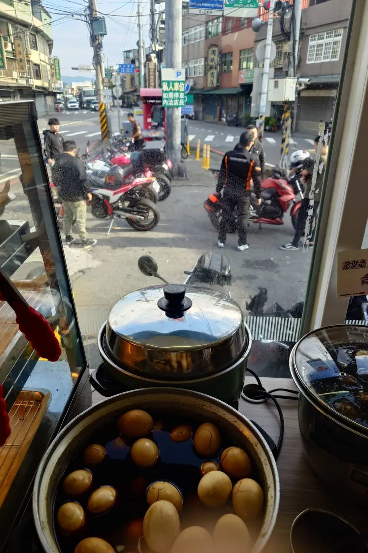 裝備哥說他很早就在萊爾富等了,被重機包圍。