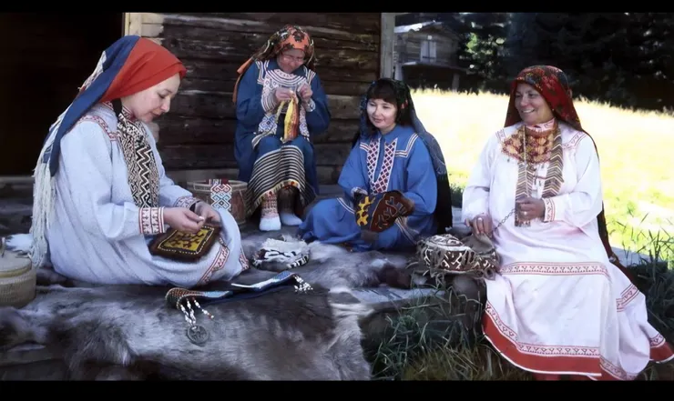Shaman dance of the Khanty- Mansi people of Siberia.西伯利亞漢特-曼西族的薩滿舞者。
