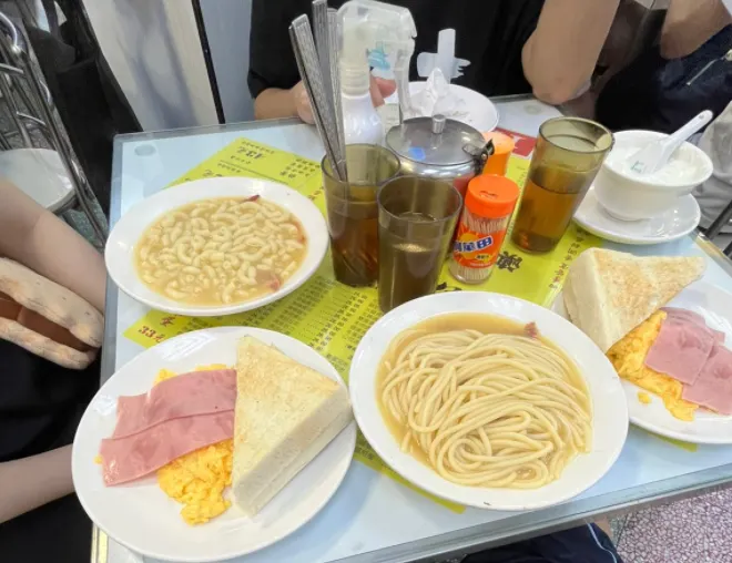 去澳牛可以直接點茶餐，會附牛油方包、湯意粉、火腿煎雙蛋、咖啡或茶。