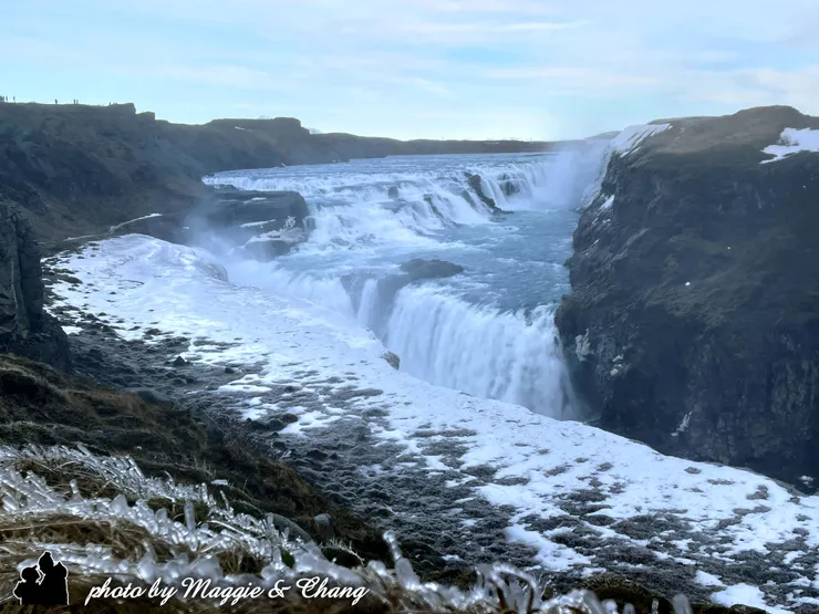 黃金瀑布奔騰而下的壯闊全景