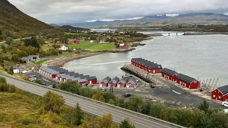 沒有在水上架高只有外型顏色類似的旅館