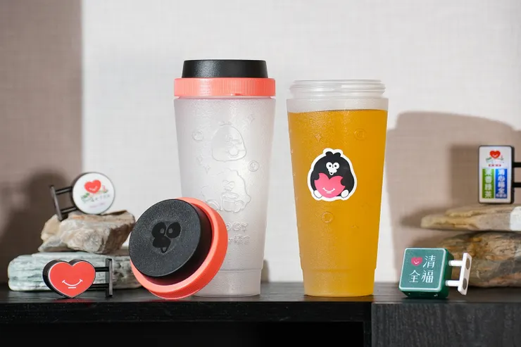 圖說:清心福全經典恰好瓶也與奧樂雞聯名,黑紅色調呼應主視覺,杯身還有浮雕圖案,實用又可愛,深受粉絲喜愛。(資料來源:清心福全)