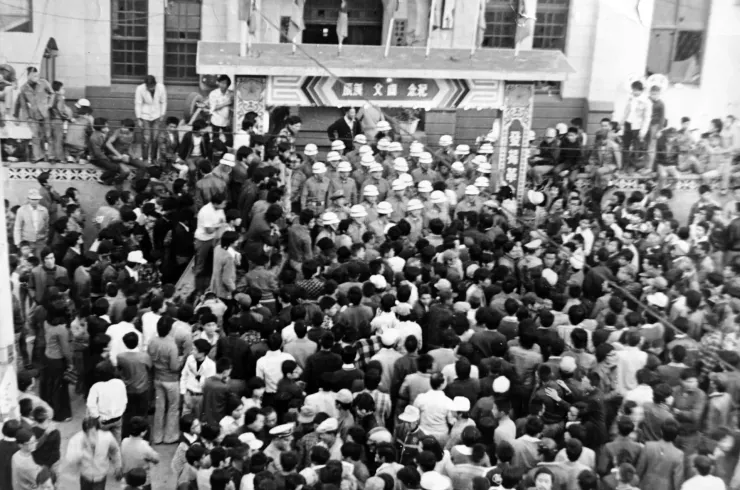 1977 年 11 月 19 日，群眾包圍中壢警察分局。／攝影：張富忠