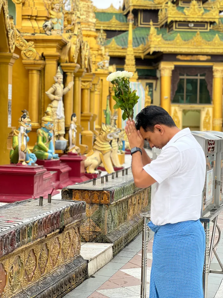 仰光大金塔虔敬祈禱的男士