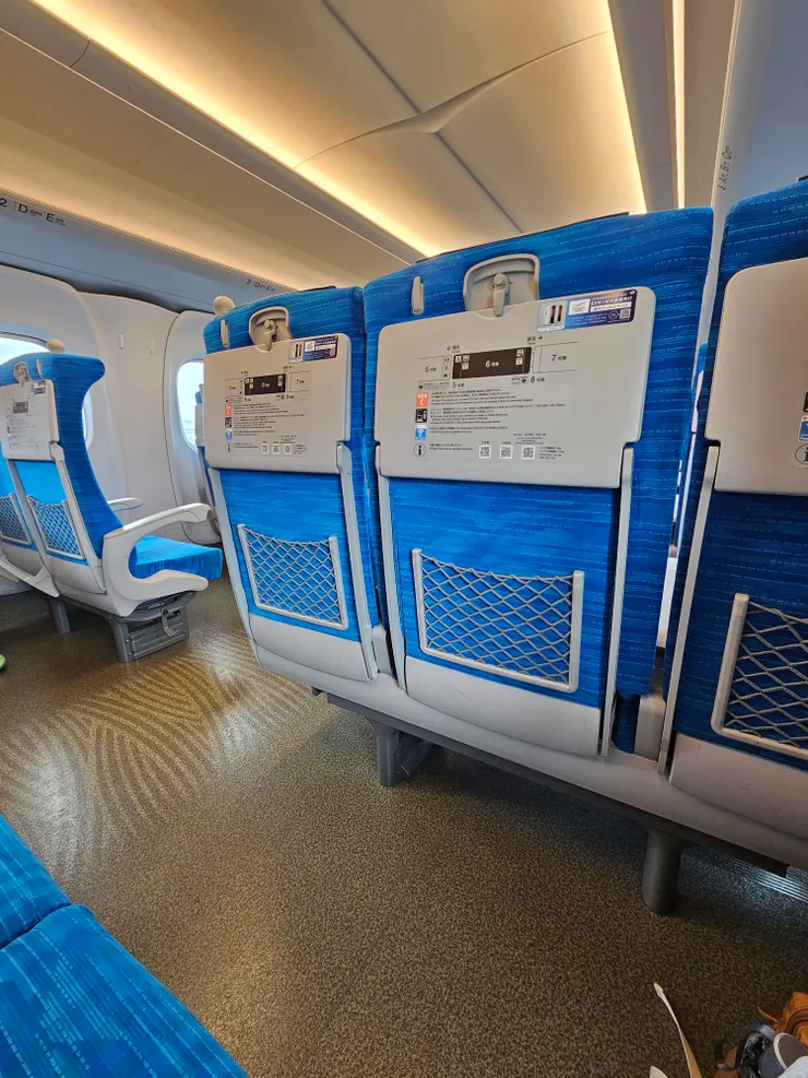 亮藍色座椅寬敞明亮