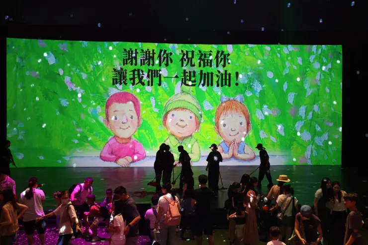 光熄了，但熱度仍留在風裡。