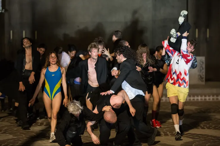 《自由大教堂》26位舞者在夏瑪茲打造的神聖空間裡，用身體書寫著一幅幅關於生命、自由和信仰的詩篇。（©Evangelos Rodoulis，臺北表演藝術中心提供）