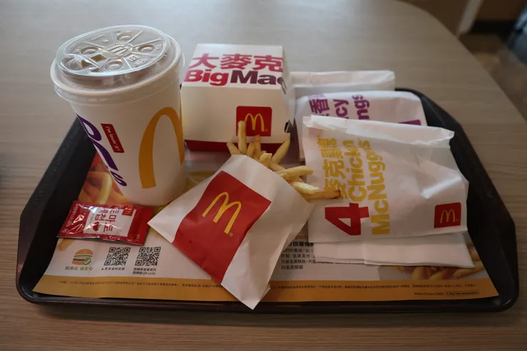 期間限定的150元套餐，由漢堡、小薯、四塊雞塊、勁辣香雞翅及小杯飲料組成