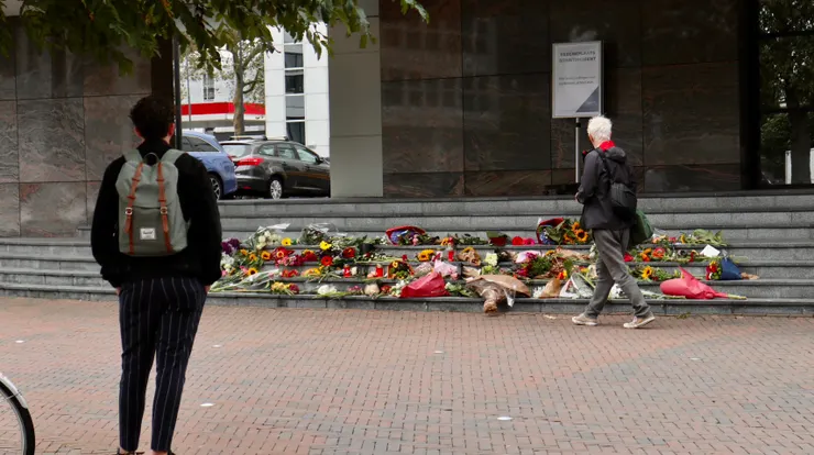 伊拉斯謨醫學中心外的獻花地。