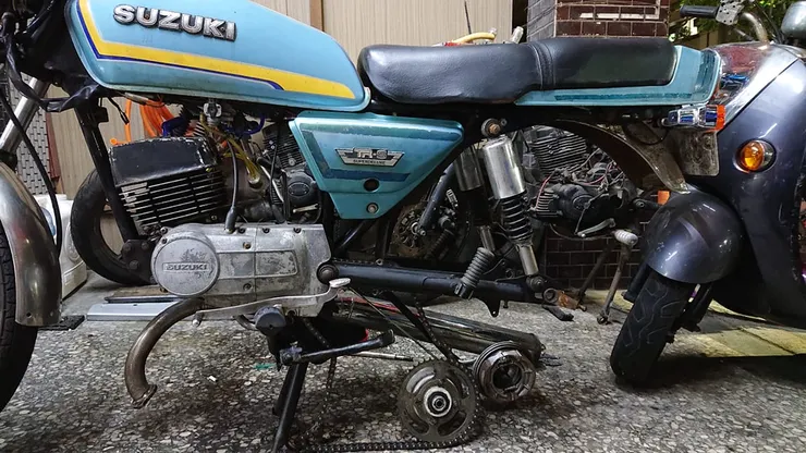 正在換內胎的雷霆125