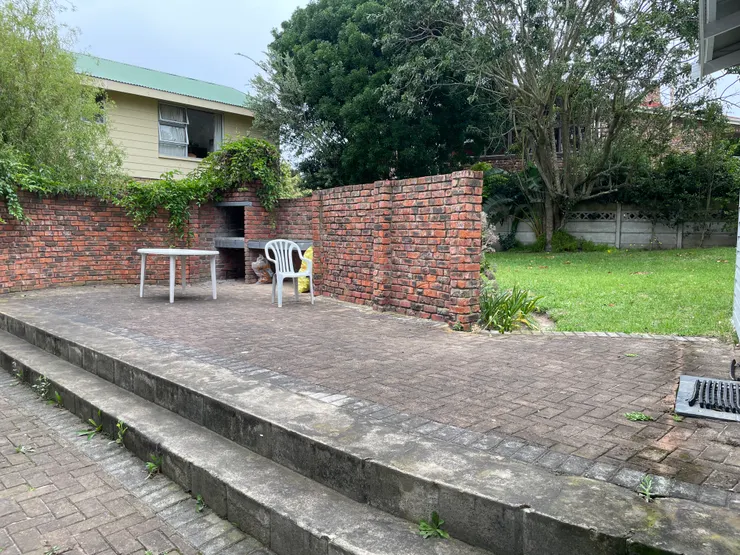 房子後面有大草皮跟 Braai空間 