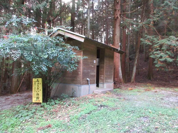 這裡當然也是無法沖水的茅廁