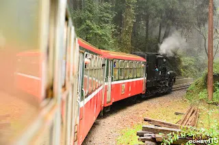 SL31在後頭後推載客列車上山