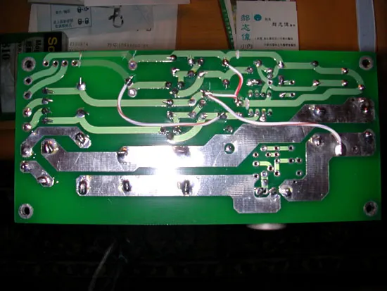 此穩壓電路板 為 UCC 製作的舊版 PCB，需經過修改以符合新版電路，此 PCB 為雙面灌孔設計，厚度達 2.5mm