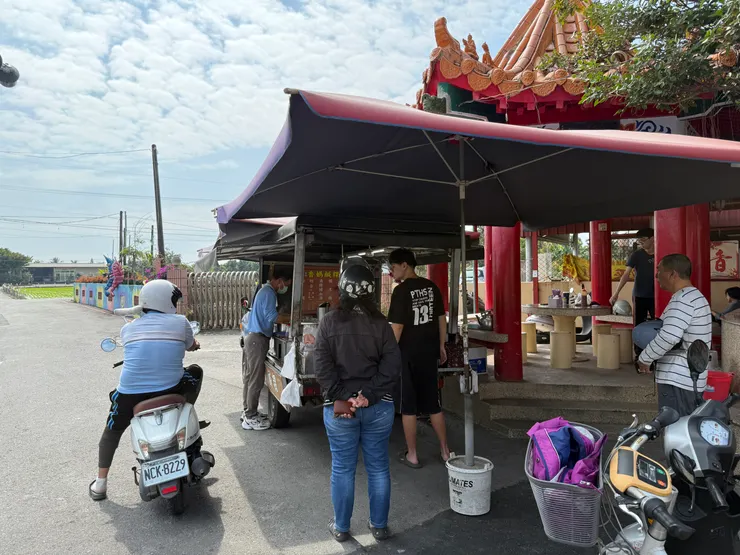 在地人排隊的在地攤車