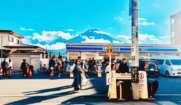 「LAWSON河口湖站前店」，河口湖著名的打卡熱點之一 (摘自網路)