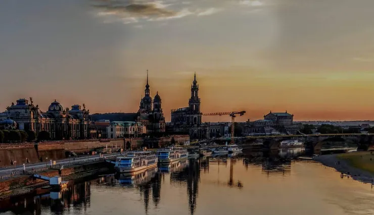 德國德勒斯登易北河谷2004年登錄世界文化遺產,2009年因新建森林宮大橋破壞景觀而被除名。照片中並非森林宮大橋。