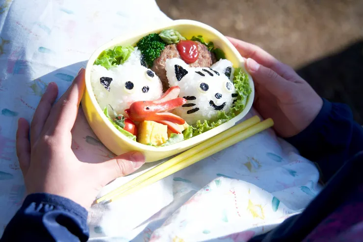 友子第一次收到便當／《當他們認真編織時》官方劇照