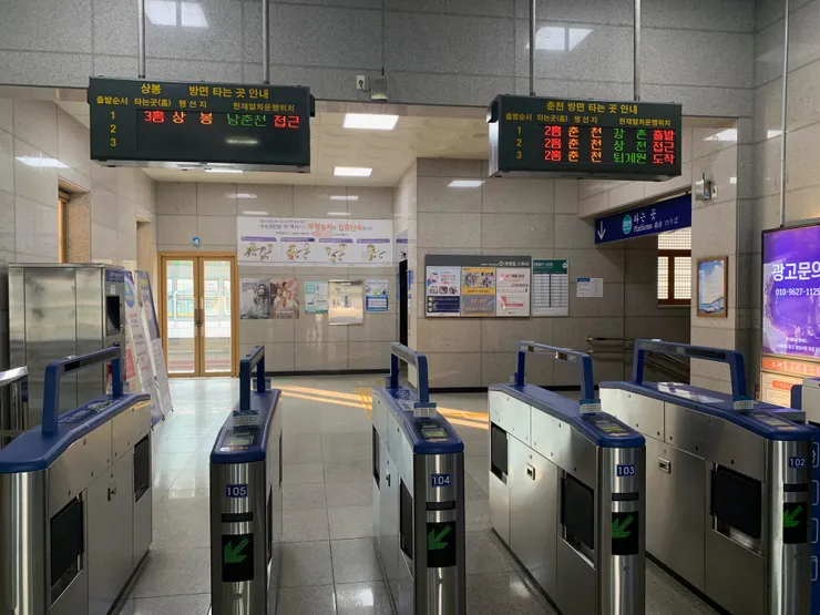 金裕貞站，進站囉！我們要搭地鐵京春線到加平站。