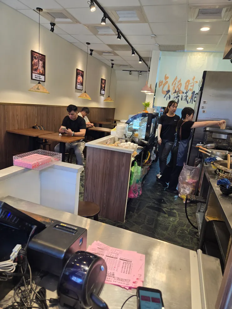 一旁有內用的桌子位置不多