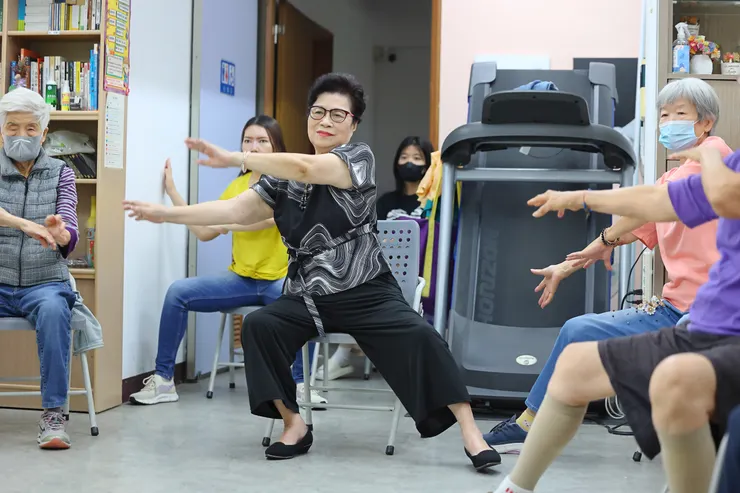 (圖說:王謝錦蓮阿嬤(中)來到伊甸台南以勒巷弄長照站後,一步步走出陰霾,臉上也漸漸重現笑容。)