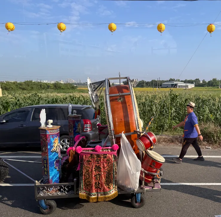 車上看到的遶境隊伍要收隊了