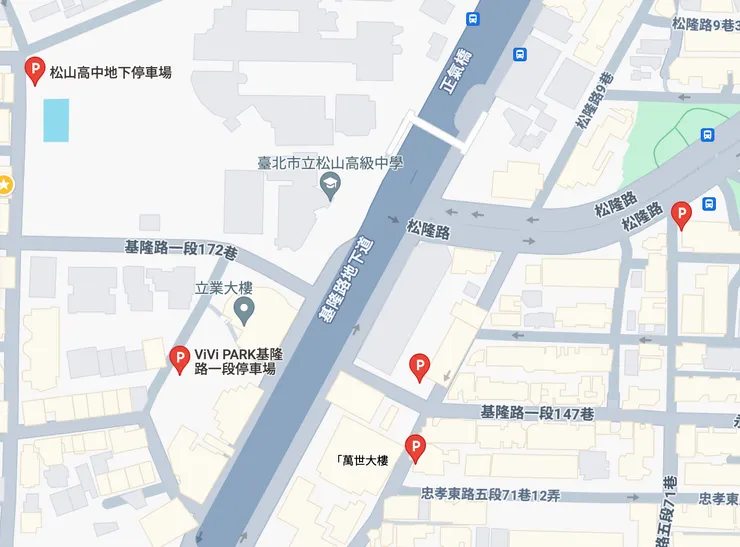 不用過馬路的停車場有三個，如果加上要過馬路的話其實還有更多