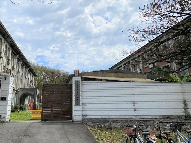 女八舍、女九舍的共用正門