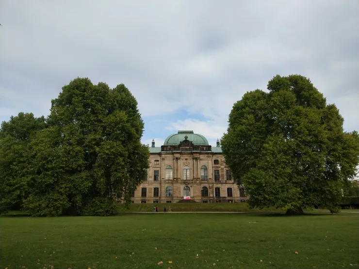 建於1727年至1733年間的日本宮。當時歐洲對「日本」與「中國」沒有明確區分，凡是帶有東亞元素的裝飾，都常被統稱為「Japanisch」。所以宮殿的設計雖然名為「日本宮殿」，實際上大量元素是中國風格（Chinoiserie），例如屋頂曲線、異國風格的裝飾與彩繪。