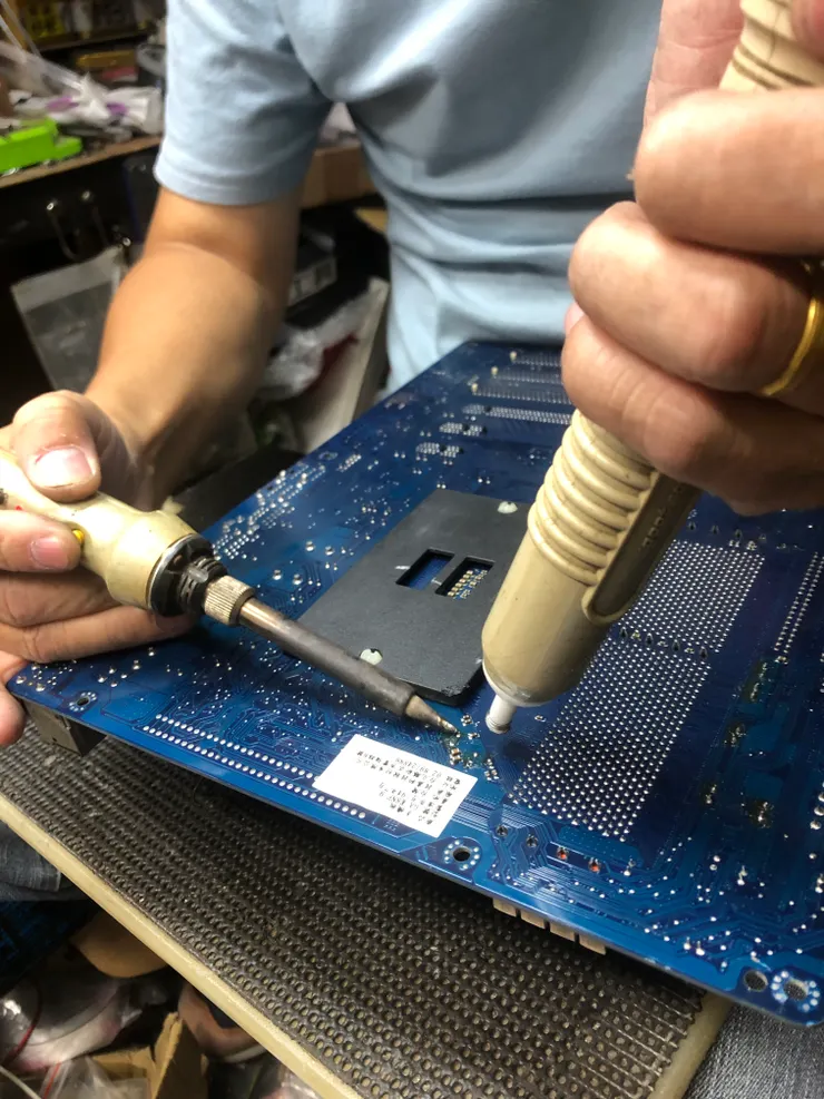 一邊換電容，一邊檢查主機板的狀況，這張主機板真的爆的超多顆的！