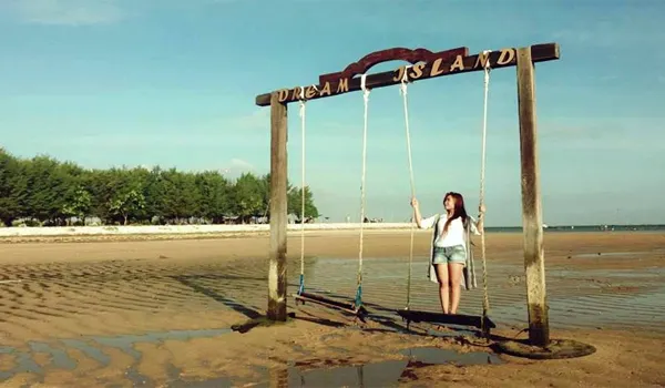 Mertasari Beach 退潮的時候露出的沙灘有數百公尺!