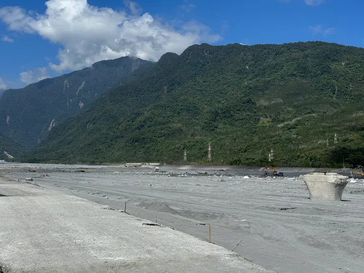 馬太鞍溪與斷掉的馬太鞍橋橋墩