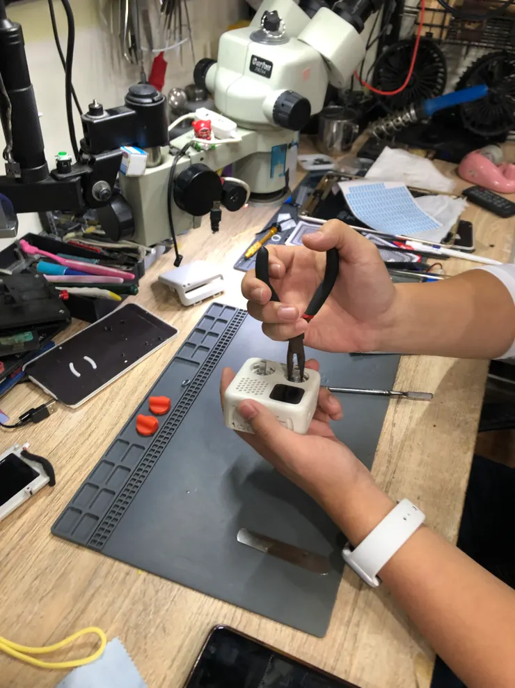 拿出鉗子，開始動作