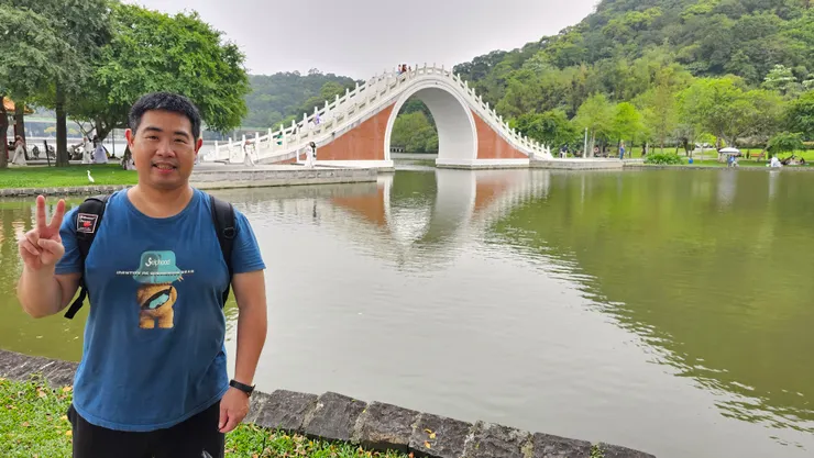 我身後是大湖公園的地標錦帶橋!