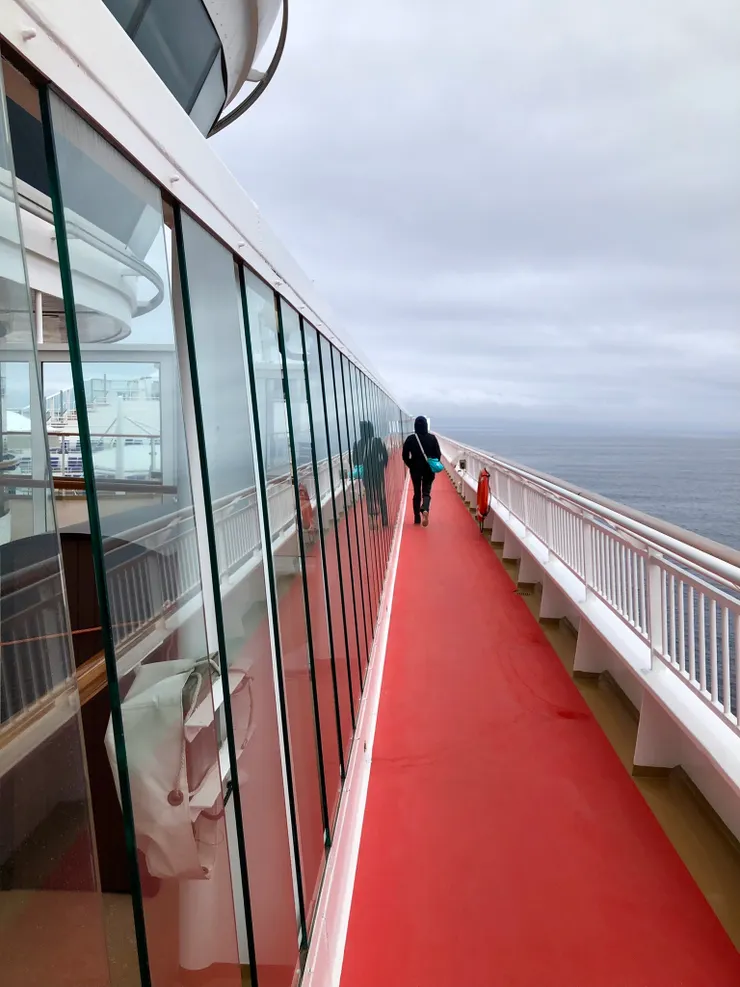 頂樓甲板的跑道，在北極圈內的挪威海與強風的不專業競速。