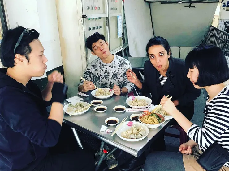 忍不住放了兩張生活照。這張是排練初期，某次排練前我帶他們到寧夏市場吃水餃，還好他們都很賞臉，覺得好吃！